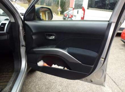 Mitsubishi - Outlander