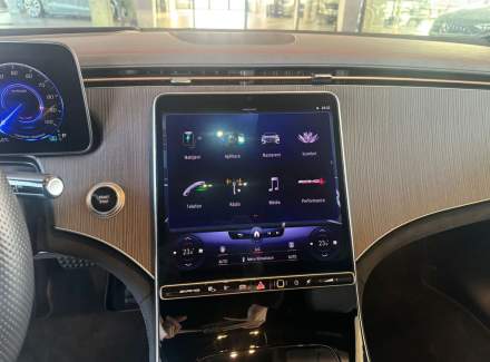 Mercedes-Benz - EQE