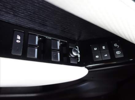 Land Rover - Range Rover Velar