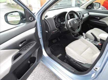 Mitsubishi - Outlander