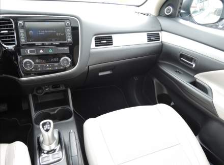 Mitsubishi - Outlander