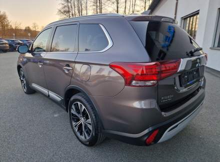 Mitsubishi - Outlander