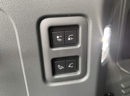 Land Rover - Defender