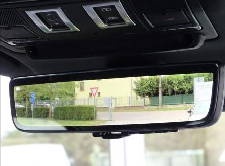 Land Rover - Defender