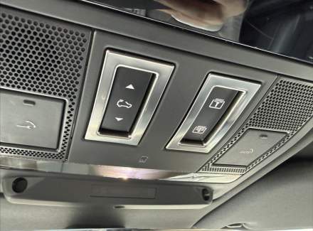 Land Rover - Defender