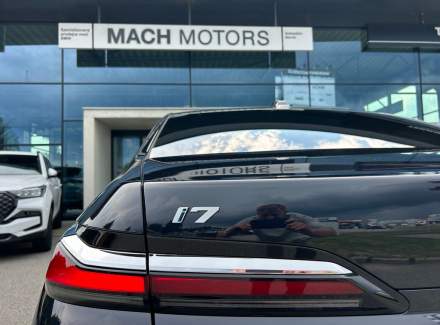 BMW - i7