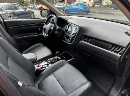 Mitsubishi - Outlander