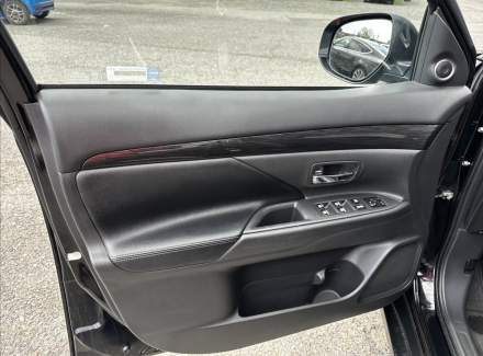 Mitsubishi - Outlander