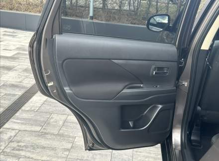 Mitsubishi - Outlander