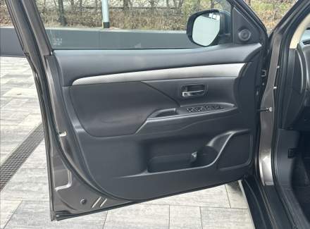 Mitsubishi - Outlander