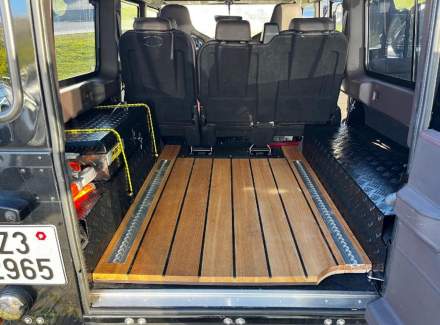 Land Rover - Defender