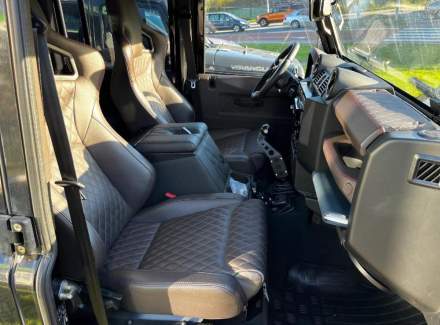 Land Rover - Defender