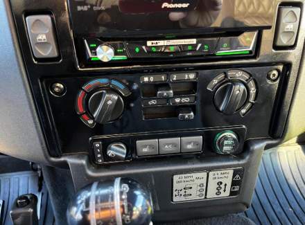 Land Rover - Defender