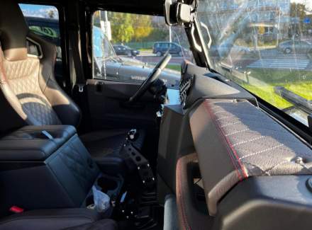 Land Rover - Defender