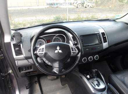 Mitsubishi - Outlander