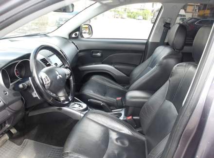 Mitsubishi - Outlander