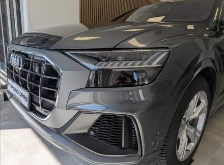 Audi - Q8