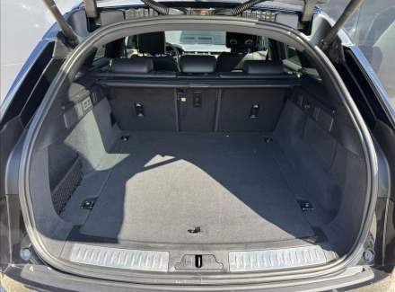 Land Rover - Range Rover Velar