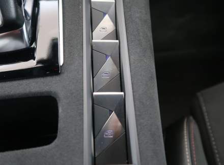 DS Automobiles - DS7 Crossback