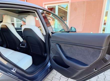 Tesla - Model 3