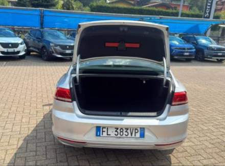 Volkswagen - Passat