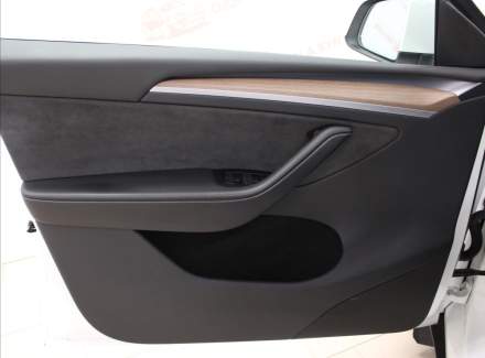 Tesla - Model Y