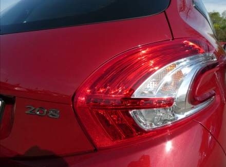 Peugeot - 208