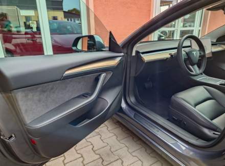 Tesla - Model 3