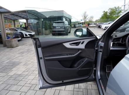 Audi - Q8
