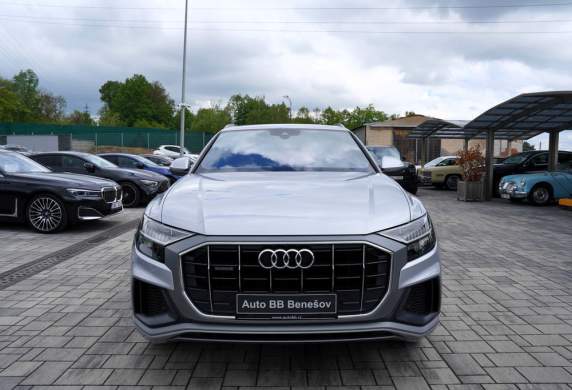 Audi - Q8