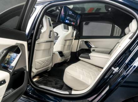 BMW - i7