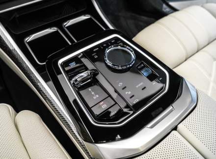 BMW - i7
