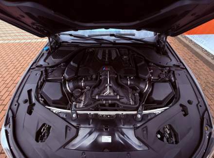 BMW - M8