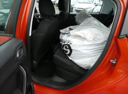 Peugeot - 208