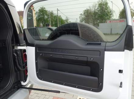 Land Rover - Defender