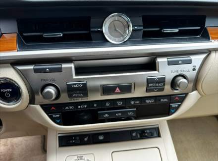 Lexus - ES