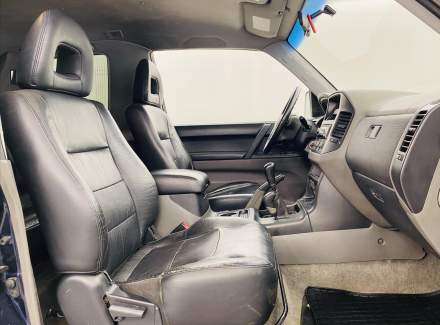 Mitsubishi - Pajero