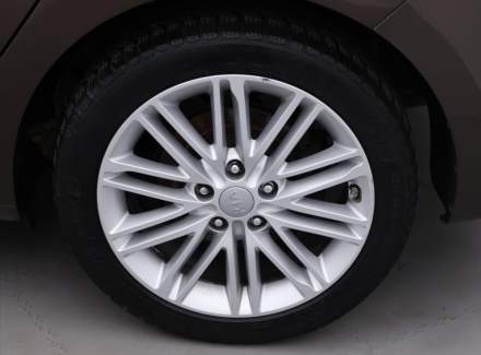 Kia - Carens