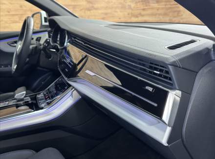 Audi - Q8