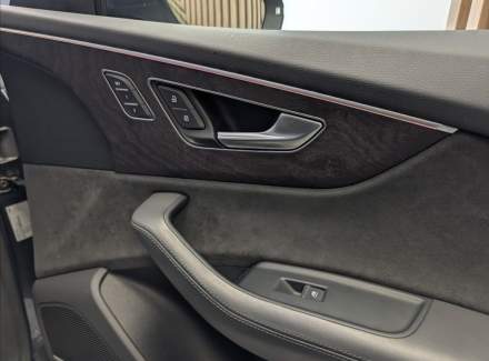 Audi - Q8