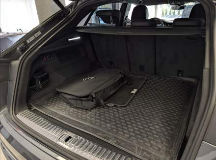 Audi - Q8