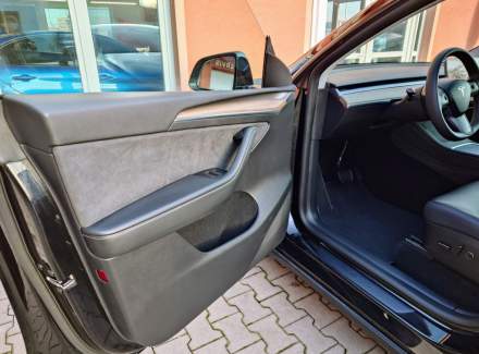Tesla - Model Y