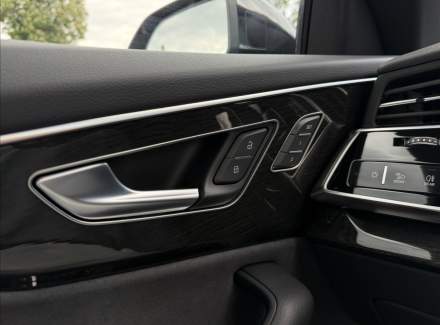 Audi - Q8