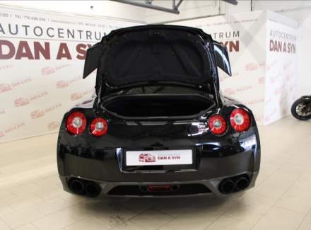 Nissan - GT-R