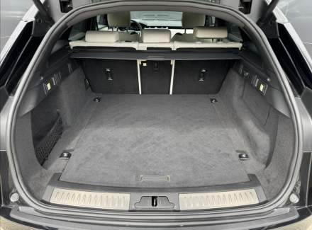 Land Rover - Range Rover Velar
