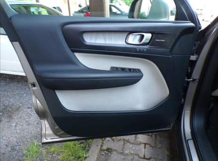 Volvo - XC40