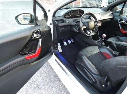 Peugeot - 208