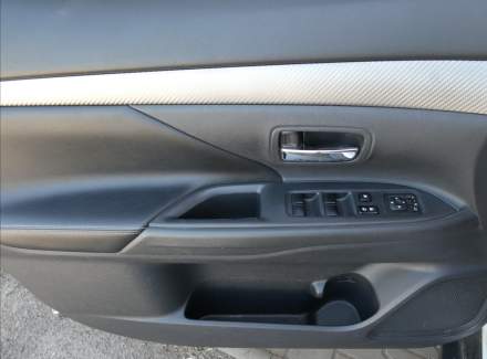 Mitsubishi - Outlander
