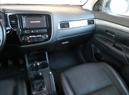 Mitsubishi - Outlander
