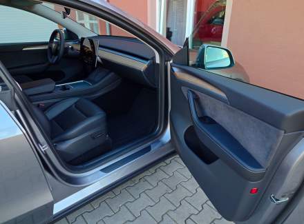 Tesla - Model Y